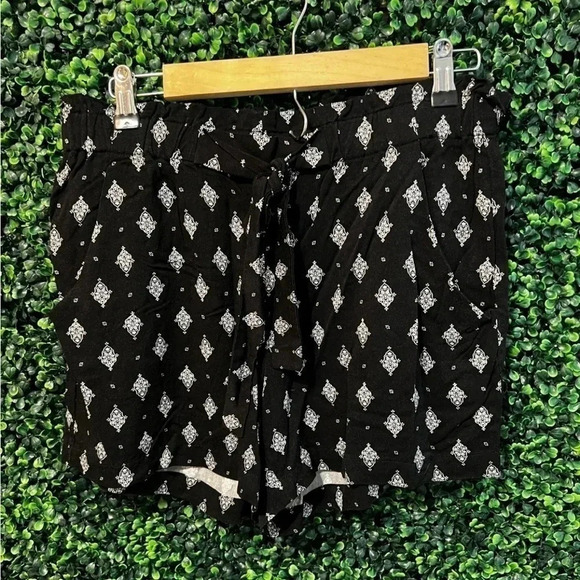 Maurices High Rise Paperbag Waist Shorts - Size Medium - Picture 2 of 7